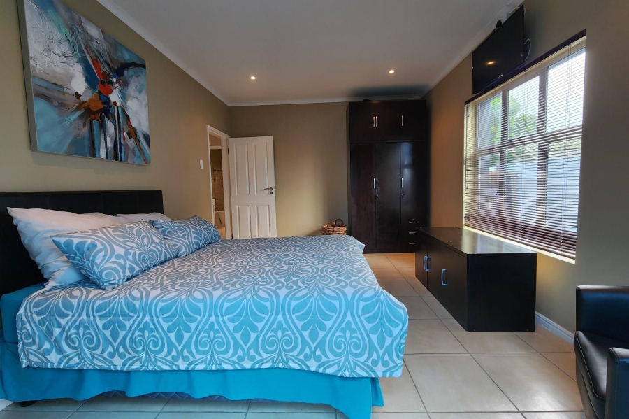 8 Bedroom Property for Sale in Wavecrest Eastern Cape